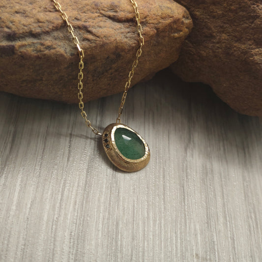 Aventurine Pendant with Black Moissanite in Textured 9ct Gold
